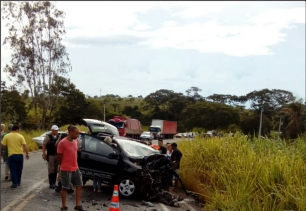 O acidente aconteceu nesta tarde de domingo, por volta das 17 horas, conforme informou a Polícia Rodoviária