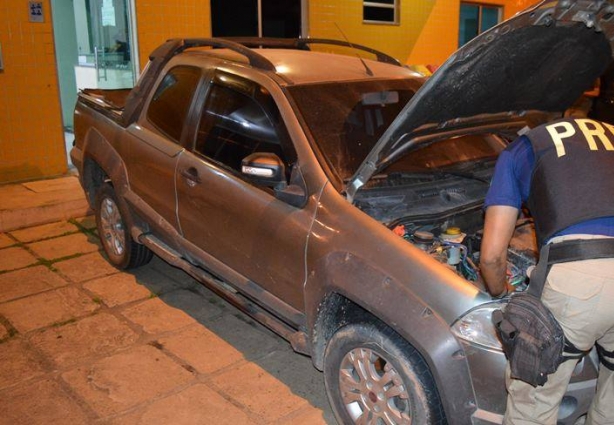 A caminhonete clonada foi roubada em Brasília/DF e estava totalmente adulterada