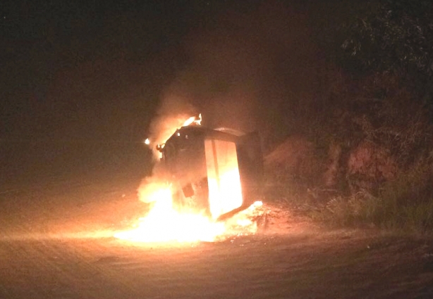 O carro, abandonado, foi totalmente consumido pelas chamas