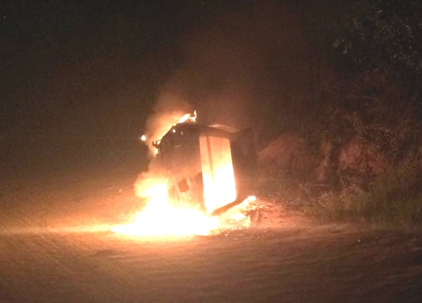 O carro, abandonado, foi totalmente consumido pelas chamas