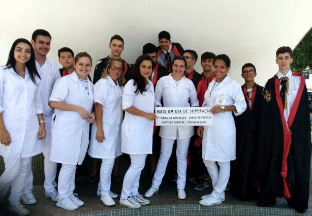 Os adolescentes da Ordem Demolay com estudantes de Enfermagem do CEC que participaram do projeto Superação