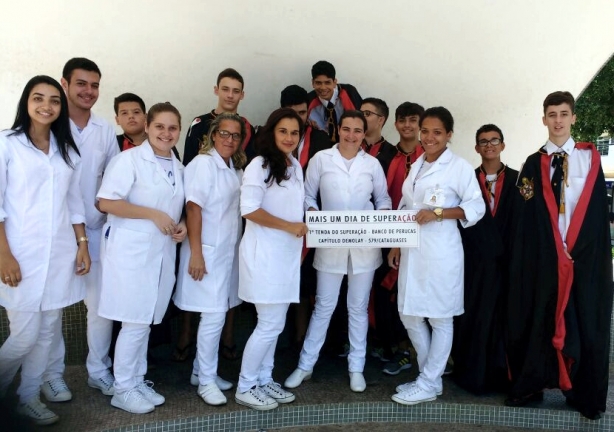 Os adolescentes da Ordem Demolay com estudantes de Enfermagem do CEC que participaram do projeto Supera&ccedil;&atilde;o