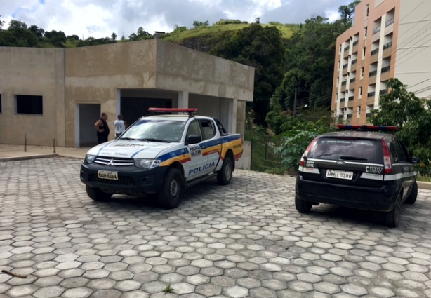 As polícias Militar e Civil estiveram no local e já apuram as causas do crime e procuram pelos prováveis suspeitos