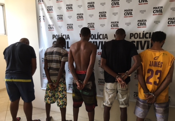 A Operação da Polícia Civil nesta manhã, no Bairro Pouso Alegre, prendeu cinco pessoas sendo quatro delas por mandado de prisão e uma em flagrante