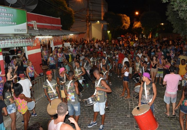 A bateria do Bloco Pé na Cova deu um toque especial ao bloco Vem Que Dá e animou os foliões