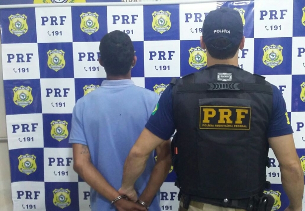 O foragido recebeu voz de prisão e foi conduzido para a Delegacia de Polícia em Leopoldina, onde prestou depoimento