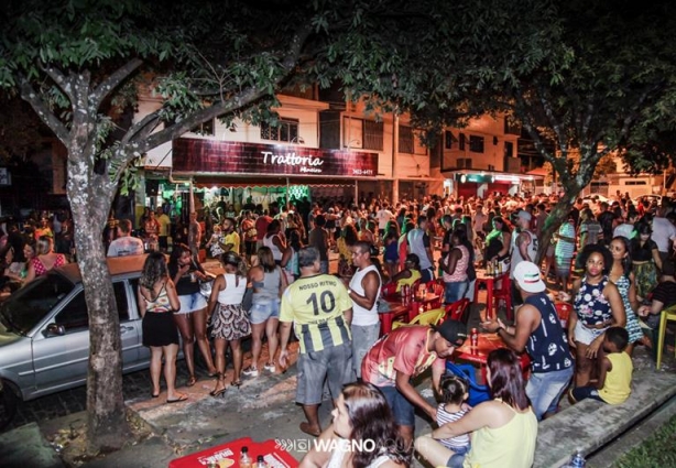 Uma multidão animada tomou conta do Trattoria e da rua em frente durante o "1º Esquenta de Carnaval".