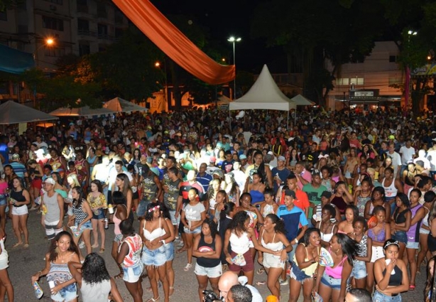 A multidão lotou a Praça Rui Barbosa nesta noite de sexta-feira, para o primeiro baile de carnaval