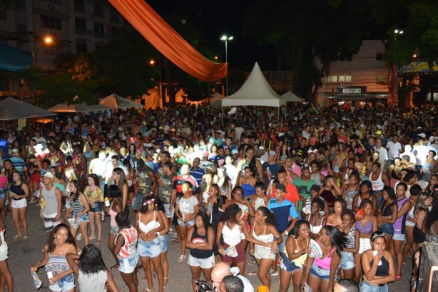 A multid&atilde;o lotou a Pra&ccedil;a Rui Barbosa nesta noite de sexta-feira, para o primeiro baile de carnaval