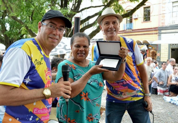 Elisa Nunes, sambista e filha do homenageado Emílio de Souza, exibe a placa de prata recebida dos Baluartes do Samba