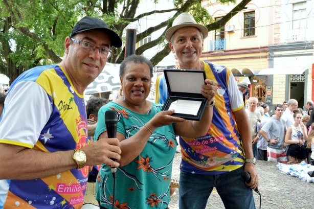 Elisa Nunes, sambista e filha do homenageado Em&iacute;lio de Souza, exibe a placa de prata recebida dos Baluartes do Samba
