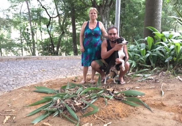 Jeferson, sua mãe, e seu outro animal de estimação atrás de onde foi enterrado o cachorro