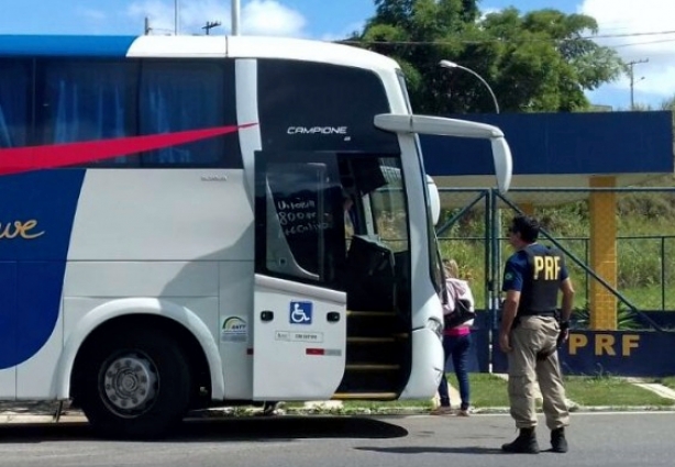 Carros de passeio e ônibus de empresas regulares estão sendo fiscalizados pela PRF