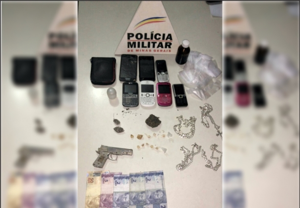 Drogas, dinheiro, celulares e um simulacro de arma de fogo foram apreendidos durante a operação policial