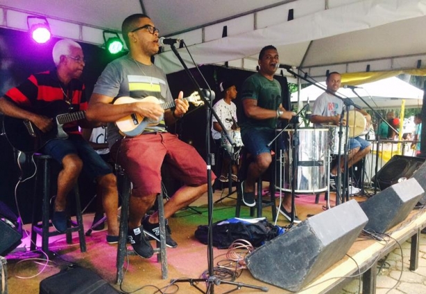 O Grupo Exige o Tom fez uma roda de samba bastante animada nesta tarde de terça-feira de Carnaval na Avenida Astolfo Dutra