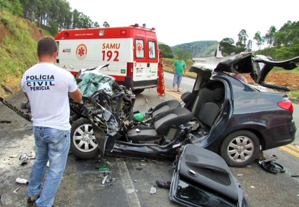 Os quatro ocupantes deste veículo foram levados para o Hospital em Muriaé e o motorista está em estado grave