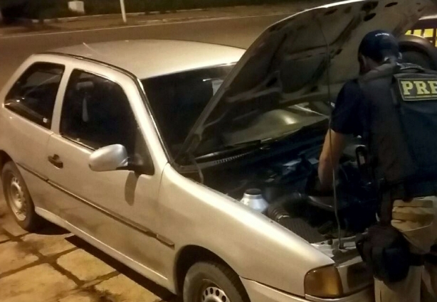 O carro foi apreendido e rebocado para o pátio credenciado do Detran-MG em Leopoldina.