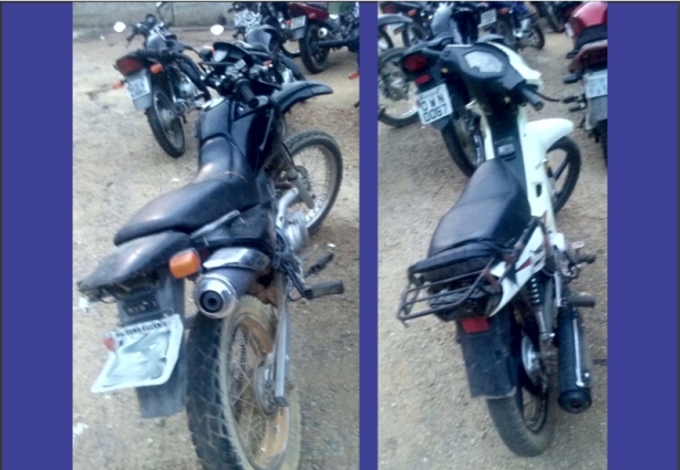 As duas motocicletas: a furtada e posteriormente recuperada e a usada pelos autores para a prática criminosa