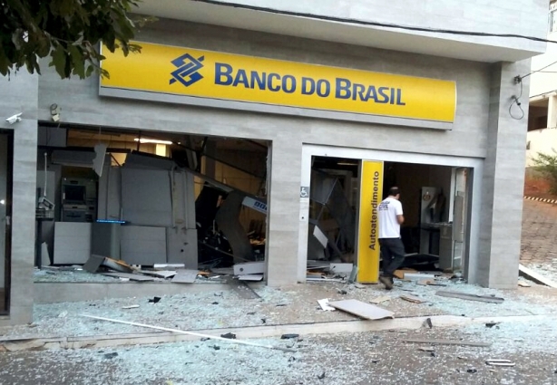 O impacto das explosões destruiu praticamente a agência do Banco do Brasil de Rodeiro