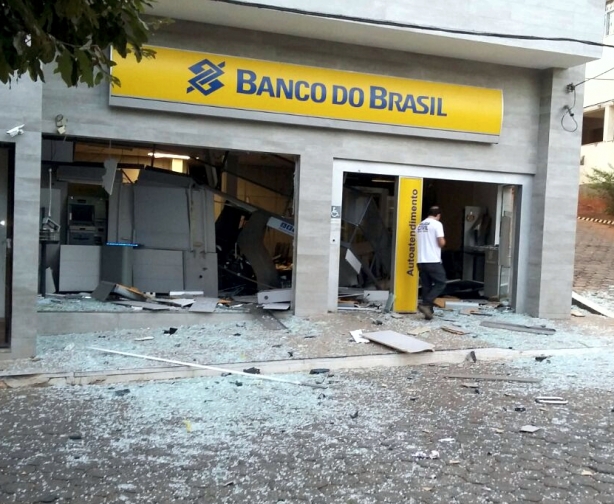 O impacto das explos&otilde;es destruiu praticamente a ag&ecirc;ncia do Banco do Brasil de Rodeiro