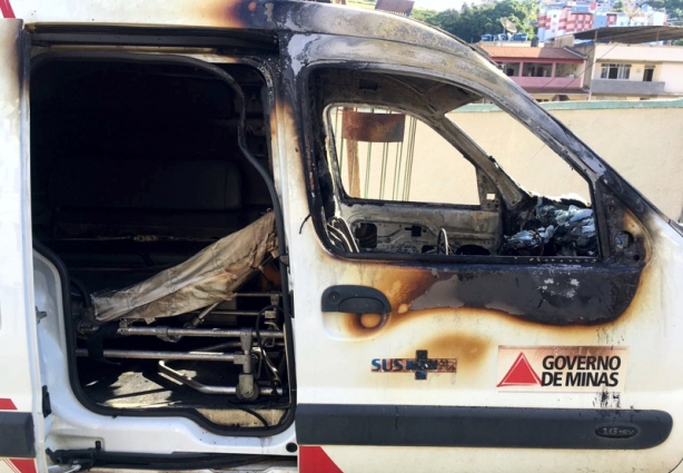 A ambulância ficou com o interior totalmente danificado, mas, inicialmente, o motor não teria sido atingido pelas chamas