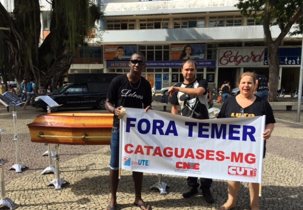 Manifestantes fazem o velório simbólico das reformas da Previdência e Trabalhista na Praça Rui Barbosa