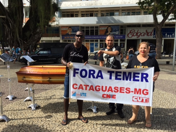 Manifestantes fazem o vel&oacute;rio simb&oacute;lico das reformas da Previd&ecirc;ncia e Trabalhista na Pra&ccedil;a Rui Barbosa