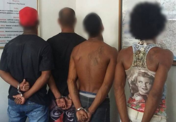 Quatro pessoas foram presas, um menor apreendido, além de drogas e armas na operação policial em Recreio