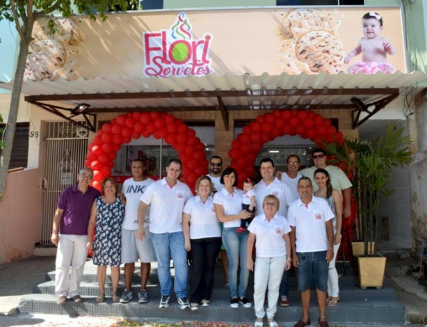 A Sorveteria Flori na Pracinha do Bairro Menezes foi inaugurada nesta tarde de s&aacute;bado