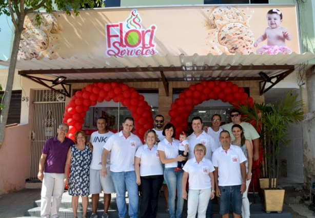 A Sorveteria Flori na Pracinha do Bairro Menezes foi inaugurada nesta tarde de sábado