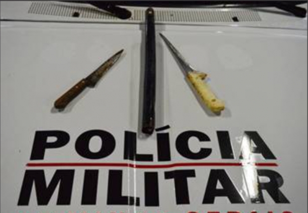 Os policiais encontraram facas e uma barra de ferro com o suspeito que foi preso logo depois de ter cometido o crime