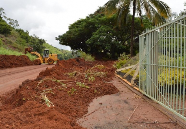 O maior volume de terra caiu no quilômetro 748, derrubando parcialmente a cerca de uma propriedade