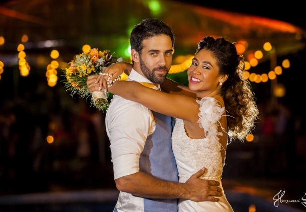 Os atores da Record, Rafael Sardão e Karen Mota, durante a festa de seu casamento fotografado por Hernani Barroca