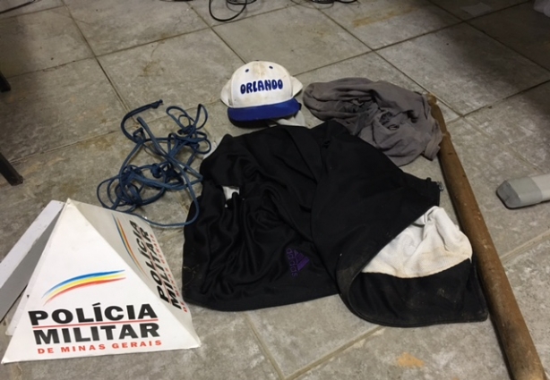 roupas, corda e o bastão usados pelos ladrões que invadiram a residência no Bairro Ibrahim nesta tarde de segunda-feira