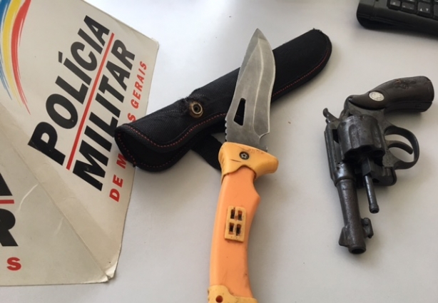 Uma faca esportiva que teria sido usada contra o adolescente, e um revólver, foram apreendidos na casa de um dos agreessores