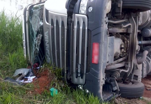 A carreta tombou após o motorista perder o controle da direção