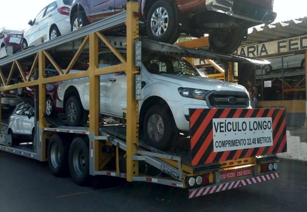 Os dois adolescentes entraram no veículo escondidos, de madrugada, em uma cidade da Bahia