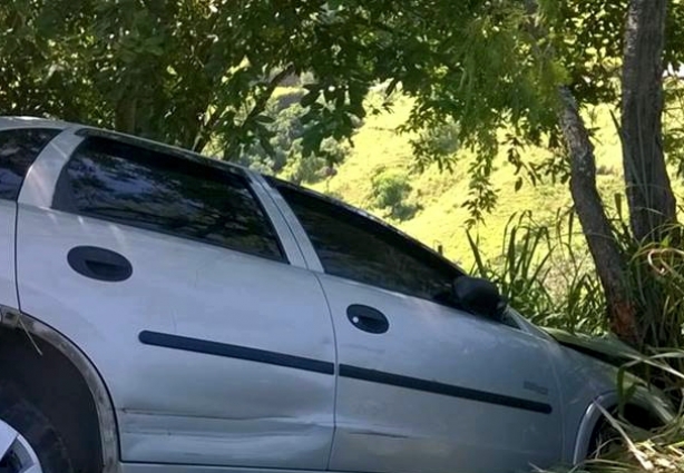 Os dois ocupantes do carro sofreram ferimentos leves e foram medicados no Pronto-Socorro de Leopoldina