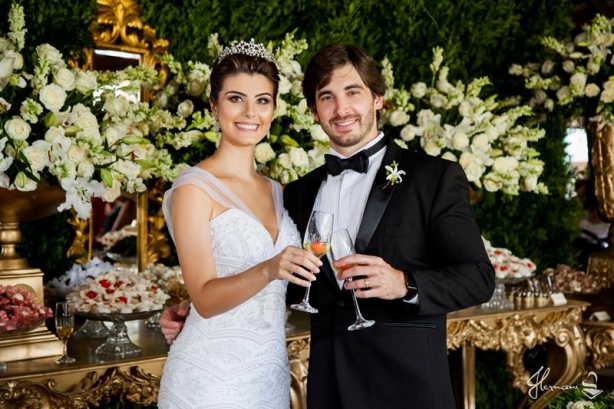 Os noivos festejaram o enlace na Fazenda Carolina, com quatrocentos convidado