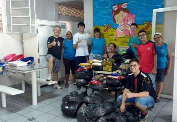 Os membros d Ordem Demolay de Cataguases durante a entrega dos alimentos na Creche Ana Nery