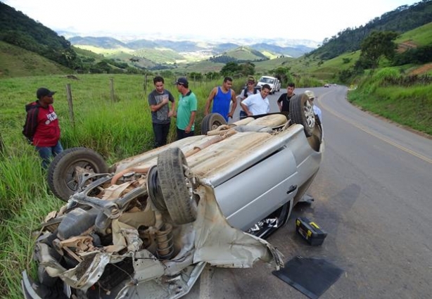 O carro capotou no alto da Serra de Pirapanema com seus dois ocupantes e um deles morreu no local