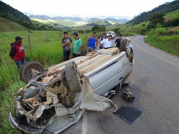 O carro capotou no alto da Serra de Pirapanema com seus dois ocupantes e um deles morreu no local