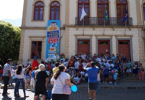 O Paço Municipal recebeu iluminação especial e dois banners gigantes alusivos à data