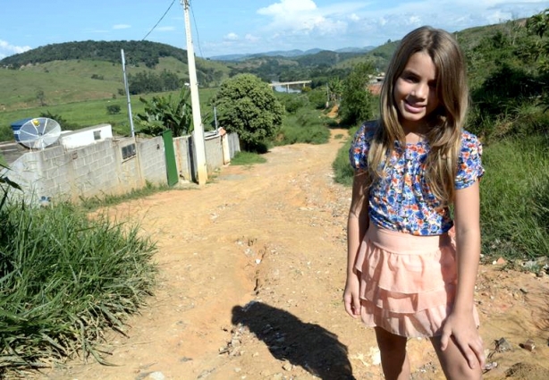 Bianca na rua onde mora, no bairro São Cristóvão, à espera do asfalto