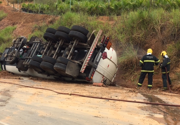 O tanque da carreta se soltou da cabine e ficou tombada, vazando etanol, fora da pista