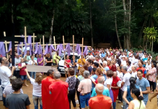 Os católicos realizaram uma Via Sacra até a Estação Ecológica de Água Limpa nesta manhã de Sexta-Feira Santa