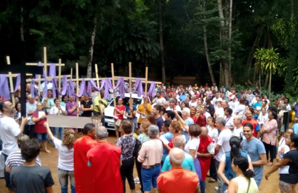 Os cat&oacute;licos realizaram uma Via Sacra at&eacute; a Esta&ccedil;&atilde;o Ecol&oacute;gica de &Aacute;gua Limpa nesta manh&atilde; de Sexta-Feira Santa