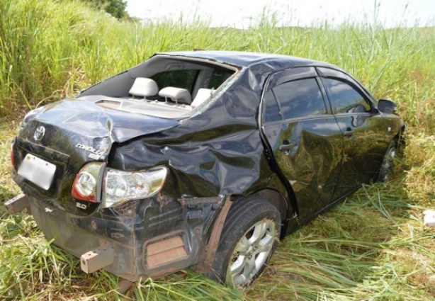 O carro saiu da pista após uma ultrapassagem mal sucedida e caiu numa ribanceira