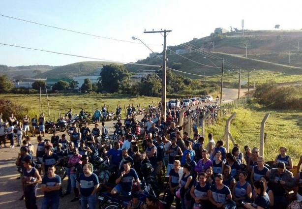 Trabalhadores foram para a porta das fábricas durante a paralisação nesta segunda-feira