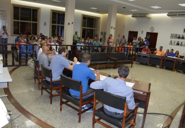 Os vereadores realizaram uma sessão com a participação de representantes contrários à proposta de mudança nas diárias